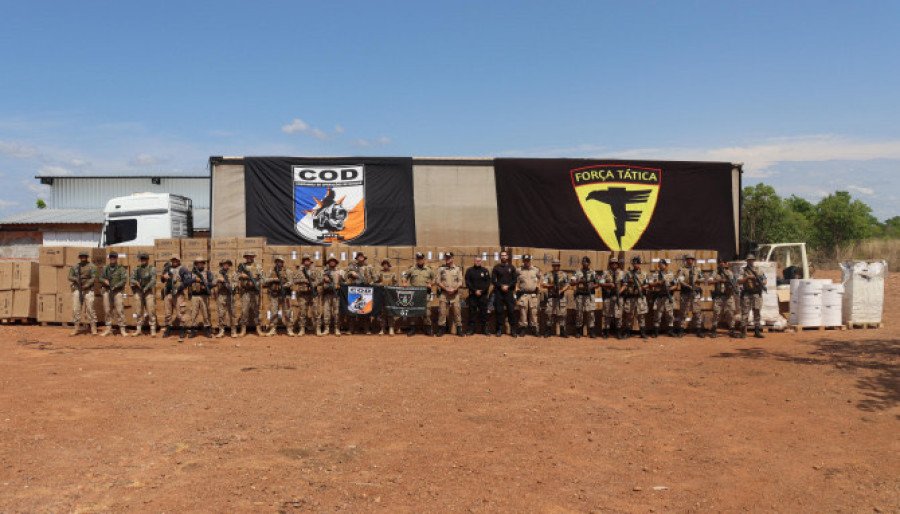 Em operação conjunta com as PMBA e de PMPE, a Polícia Militar do Tocantins apreendeu mais de 1,5 milhão de cigarros e 50 toneladas de tabaco em Dianópolis (Foto: Felipe Cruz)