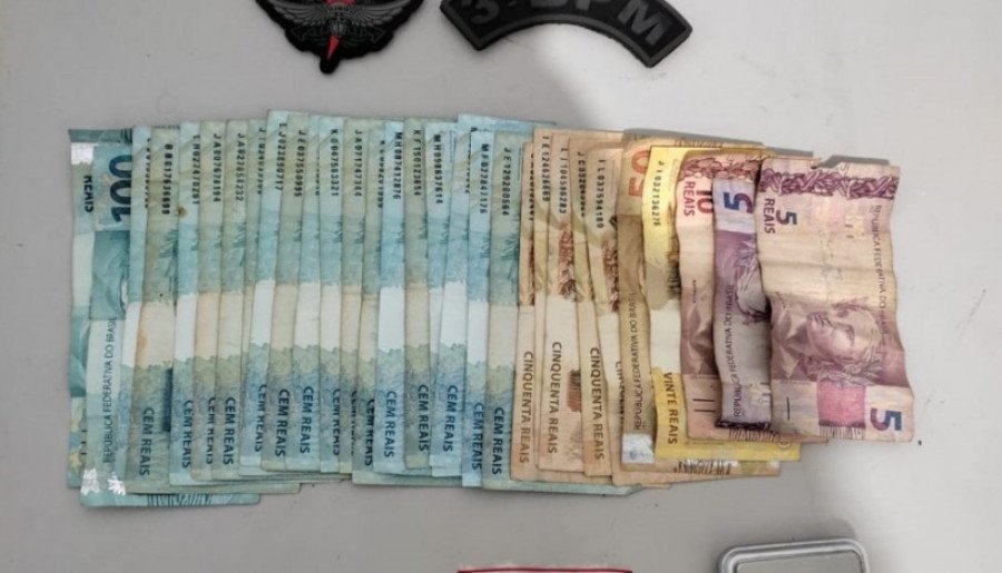 Dinheiro apreendido durante busca pessoal no trio suspeito de tráfico de drogas (Foto: Divulgação/PM)