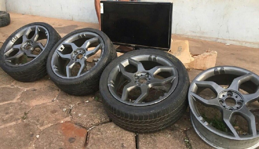 TV, rodas e pneus de origem duvidosa recuperada pela PM