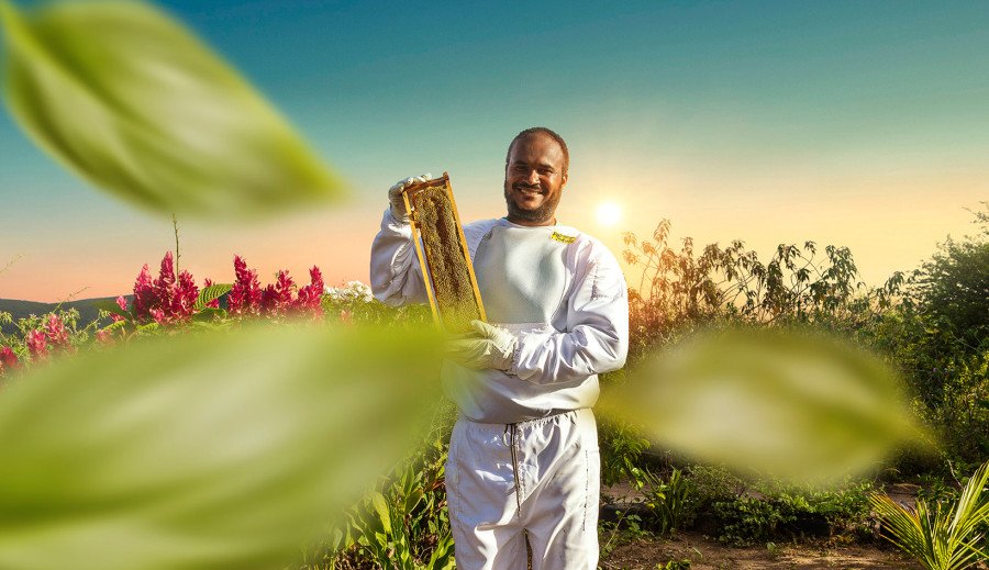 Otávio mudou sua vida produzindo mel (Foto: Divulgação)