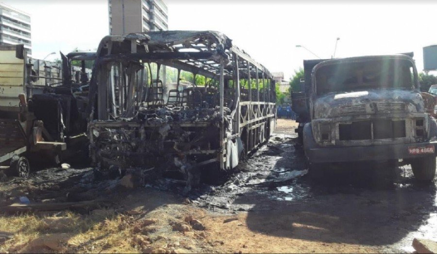 Ã”nibus e outros veÃ­culos da Prefeitura de Imperatriz-MA foram incendiados (Foto: MÃ¡rcio Novais/TV Mirante)