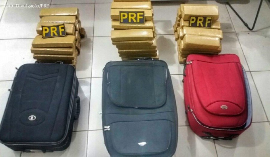 Drogas estavam nas malas de dois passageiros (Foto: DivulgaÃ§Ã£o/PRF)