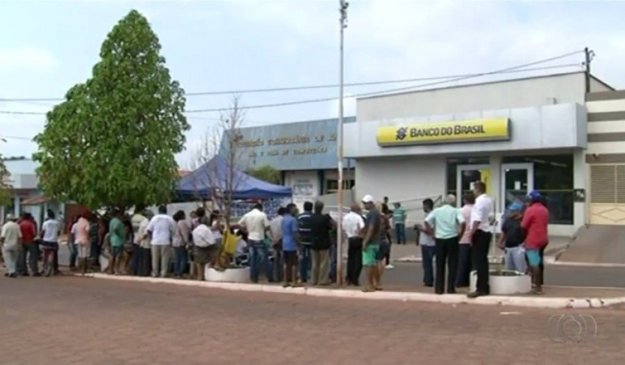 Moradores fizeram protesto por reabertura da agÃªncia (Foto: ReproduÃ§Ã£o TV Anhaguera)