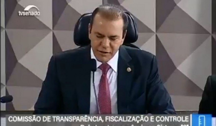 Senador AtaÃ­des protagoniza esvaziamento de sessÃ£o no Senado