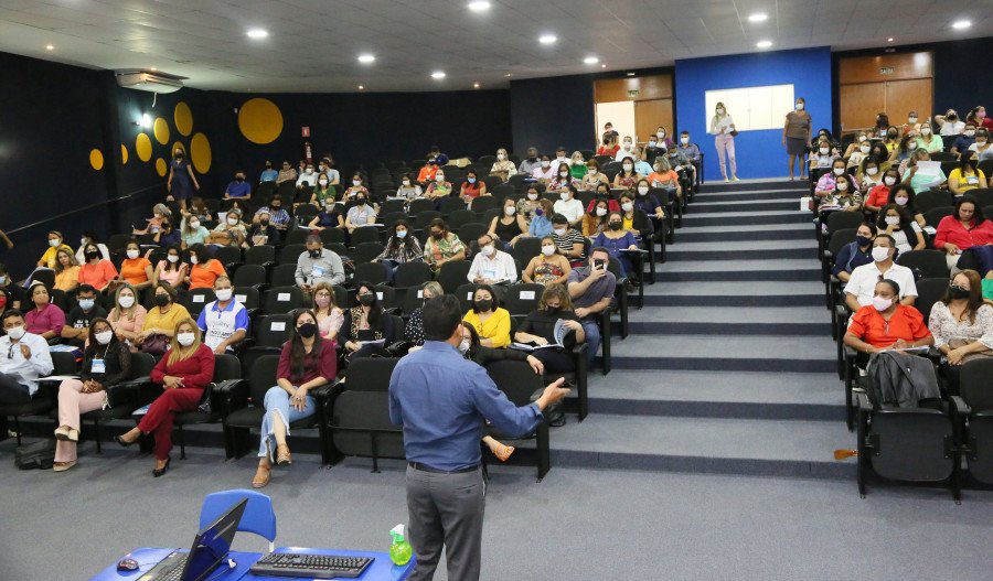 Cerca de 170 profissionais da Educação participam de reunião voltada para a implementação do Novo Ensino Médio (Foto: Mari Rios)