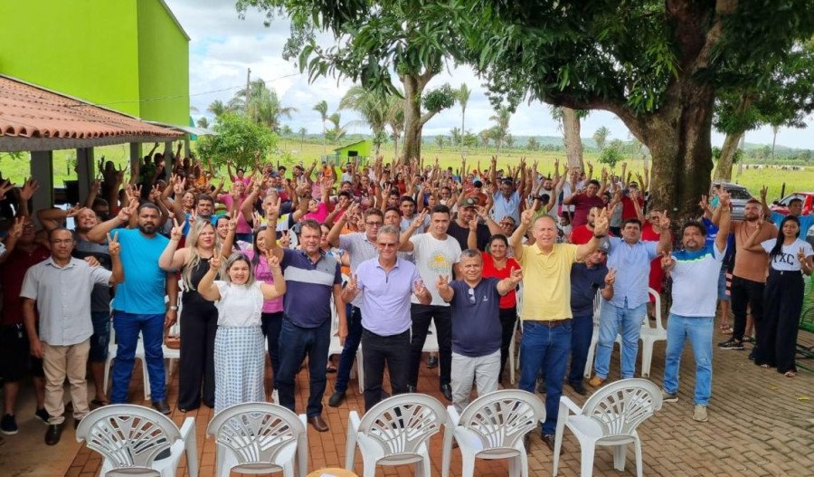 Prefeito de Ananás, Valdemar Nepomoceno, se reúne com pré-candidatos a vereadores após o encerramento da jornada de filiação partidária