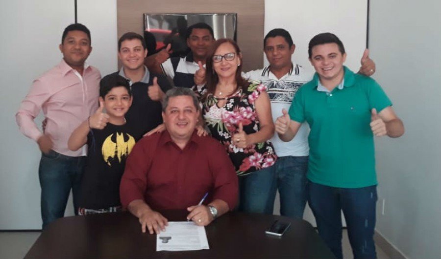 Ex-prefeito Jair Farias assinando registro de candidatura a deputado estadual (Foto: DivulgaÃ§Ã£o)