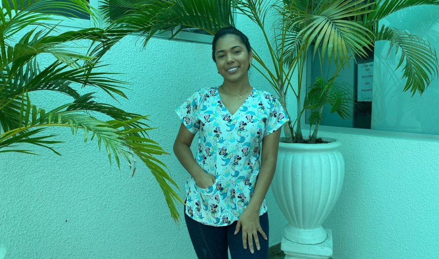 Enfermeira Vanessa Farias trabalha há quatro anos no Núcleo Interno de Regulação NIR/HRA e destaca orgulho em atuar na unidade
