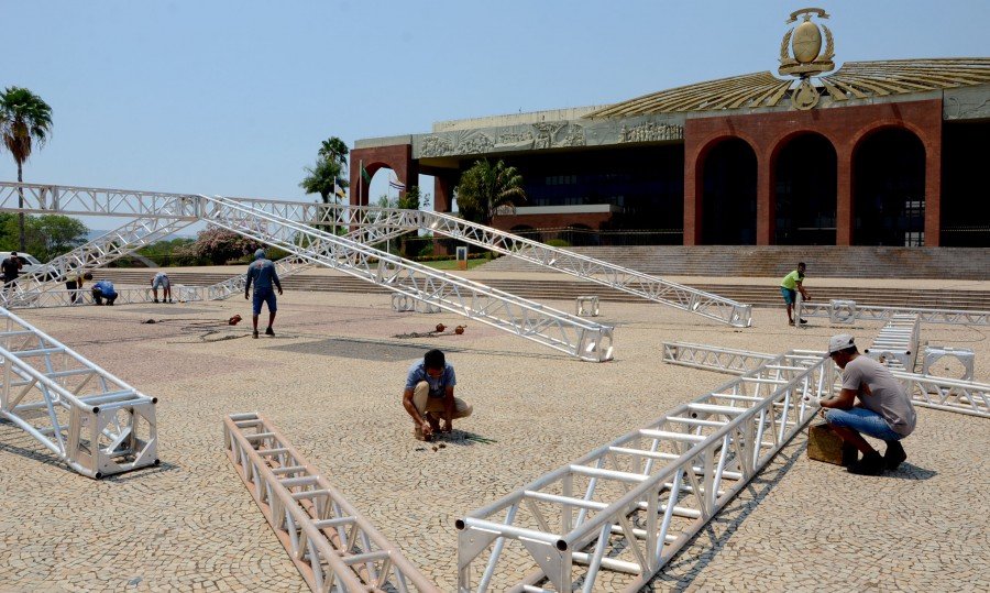 Estrutura do palco jÃ¡ estÃ¡ sendo montada na PraÃ§a dos GirassÃ³is para as grandes atraÃ§Ãµes dos 31 anos do Tocantins (Foto: Tharson Lopes)
