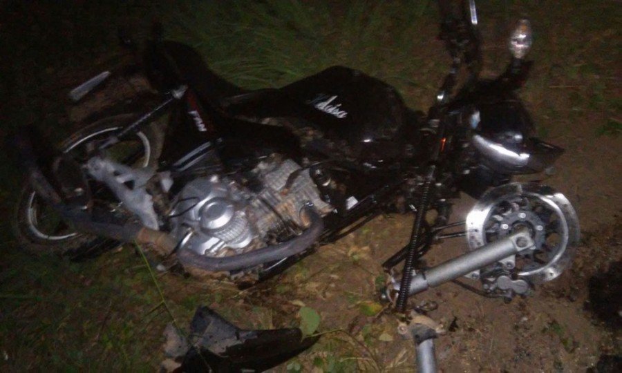 Motocicleta ficou completamente destruÃ­da no acidente (Foto: PolÃ­cia Militar/DivulgaÃ§Ã£o)