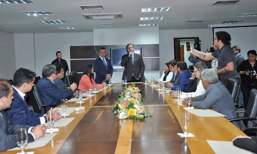 Em reuniÃ£o com deputados, governador Carlesse reafirmou austeridade da gestÃ£o e abertura para o diÃ¡logo (Foto: Esequias AraÃºjo)