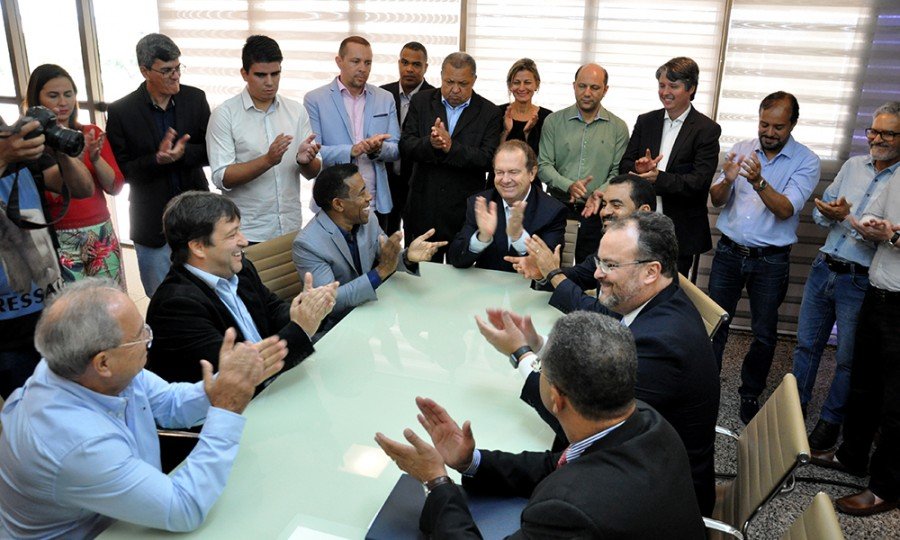 Governador Mauro Carlesse recebeu lÃ­deres e representantes comerciais e reafirmou compromisso da reduÃ§Ã£o do ICMS