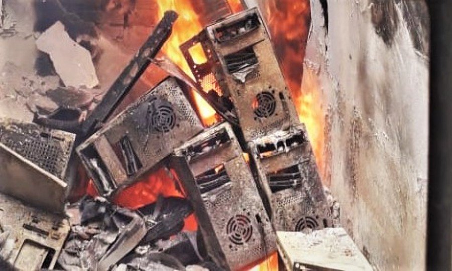 Materiais guardados na escola foram destruÃ­dos pelas chamas (Foto: DivulgaÃ§Ã£o/Corpo de Bombeiros)