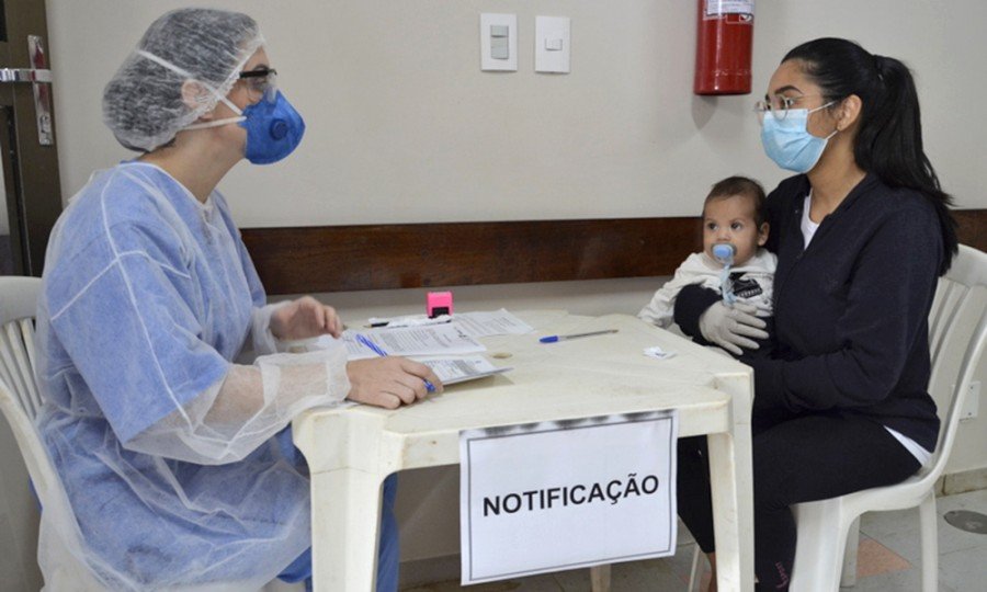 A estudante, Luana Lima do Nascimento, e seu bebÃª foram atendidos por profissionais da SES, e agora vai para AraguaÃ­na com a famÃ­lia