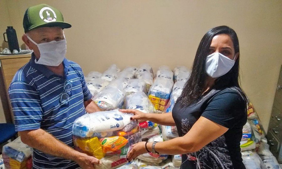 SecretÃ¡ria geral do Sindicato dos Taxistas entrega cestas aos profissionais de Palmas