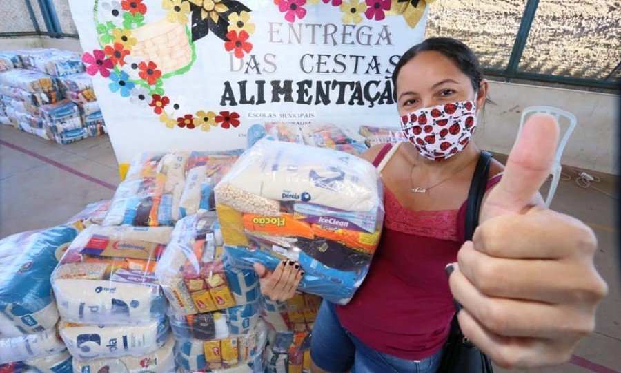 A cozinheira Maria Arlete Bezerra Costa comemorou a iniciativa do Governo do Estado em estender a entrega dos kits para a rede municipal