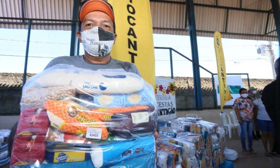 Cerca de 20 mil famÃ­lias beneficiadas com a entrega de kits de alimentaÃ§Ã£o do Governo do TO aos estudantes das escolas de AraguaÃ­na