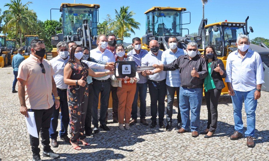 Governador Mauro Carlesse iniciou a semana realizando a entrega de mais mÃ¡quinas pesadas (Foto: Aldemar Ribeiro)