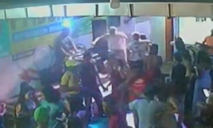 Câmera flagrou quando homem subiu palco e deu facada em DJ durante festa em Marabá-PA (Foto: Reprodução)