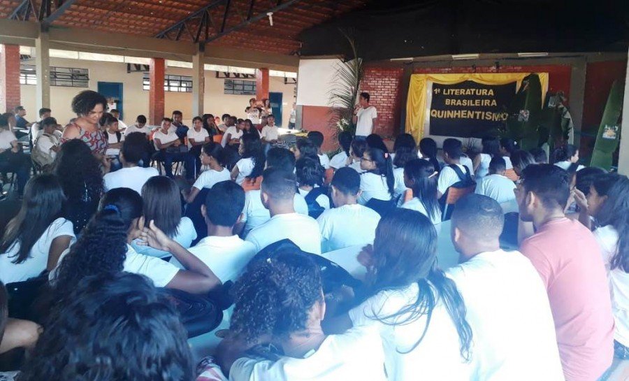 Toda a comunidade escolar da Escola Estadual Denise Gomid Amui, de Araguatins, reunida para assistir Ã s apresentaÃ§Ãµes dos estudantes sobre o quinhentismo