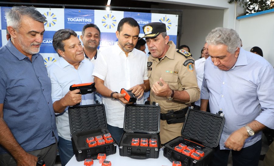 Governador Wanderlei Barbosa no momento da entrega de kits operacionais Spark Z ao comandantes (Foto: Márcio Vieira)