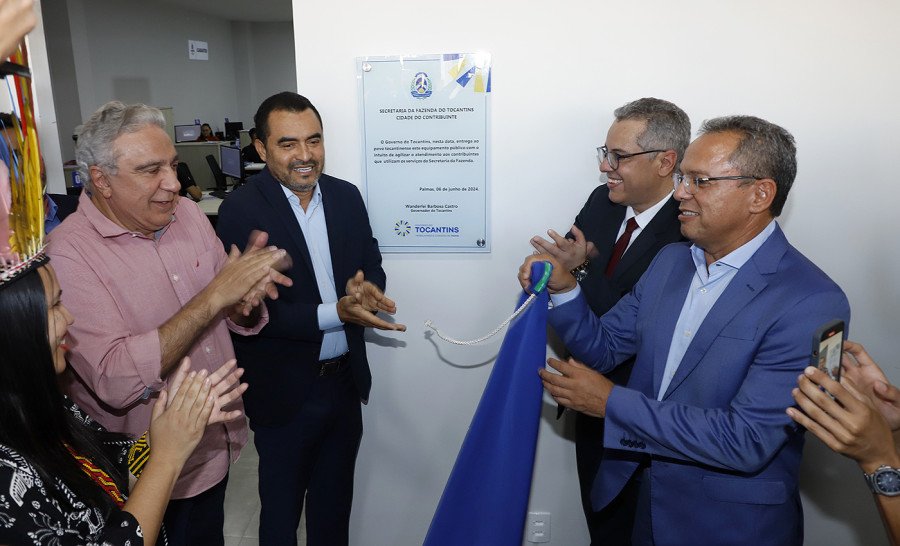 Governador Wanderlei e o vice Laurez acompanhados do secretário da Fazenda descerram a placa de inauguração da Agência de Atendimento