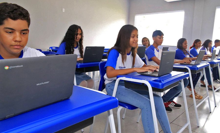 Governo vai ampliar investimentos em equipamentos, a exemplo da sala informatizada no Colégio Estadual Olavo Bilac, em Itaguatins