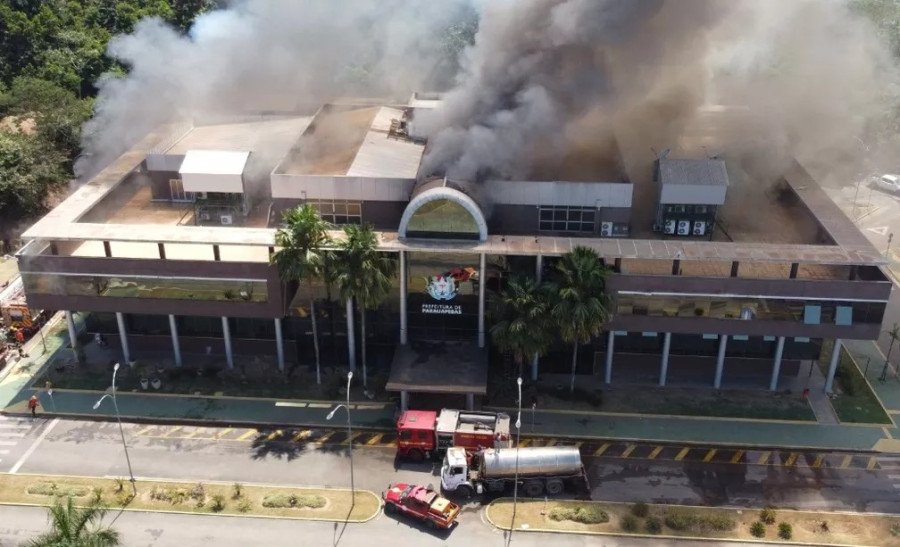 Prédio da Prefeitura de Parauapebas foi atingido por incêndio na sexta-feira, 29 (Foto: Divulgação/Prefeitura de Parauapebas)
