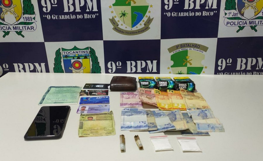 Materiais apreendidos pela PM em poder do homem suspeito de envolvimento com o tráfico de drogas em São Miguel (Foto: Ascom/9º BPM)
