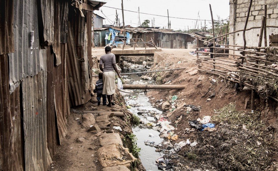 Foto representa como vive a mulher em condiÃ§Ãµes ocasionadas pela falta de saneamento