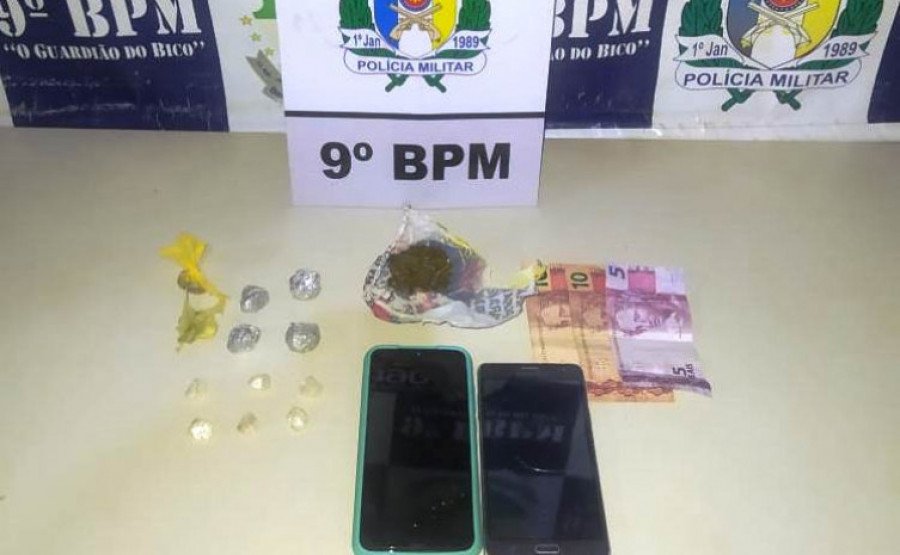 Objetos apreendidos pela PM em poder do jovem suspeito de tráfico de drogas (Foto: Divulgação/9° BPM)