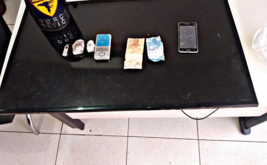 Droga e objetos apreendidos em posse do foragido da justiça capturado pela PM em Porto Nacional (Foto: Divulgação)