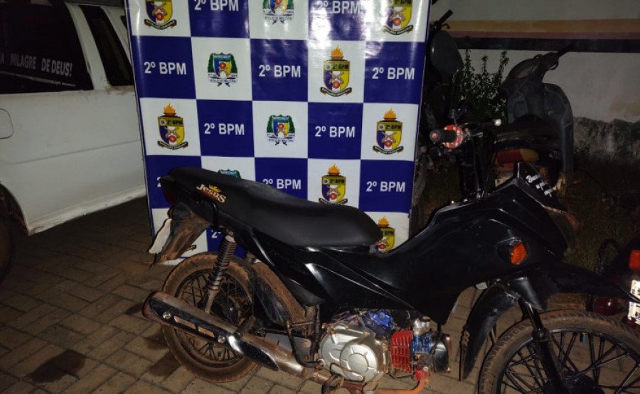 Motocicleta furtada em Aguiarnópolis foi recuperada pela PM em Araguaína (Foto: Ascom/2º BPM)