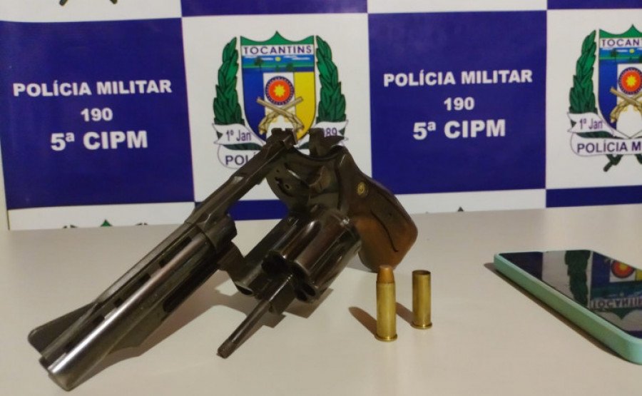 Arma e munições apreendidas pela PM em posse dos dois homens presos após efetuar tiros em via pública de Palmeiras (Foto: 5ª CIPM)