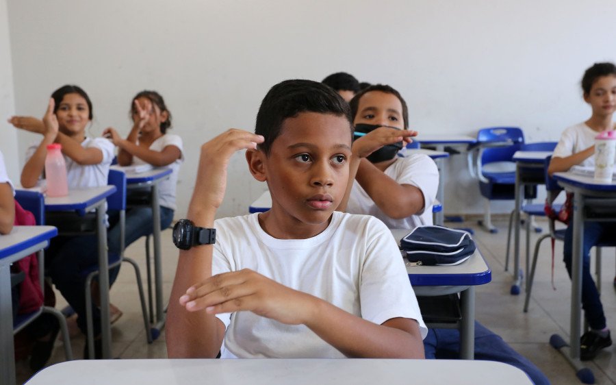 Alunos se dedicam para aprender a língua de sinais (Foto: Mari Rios)