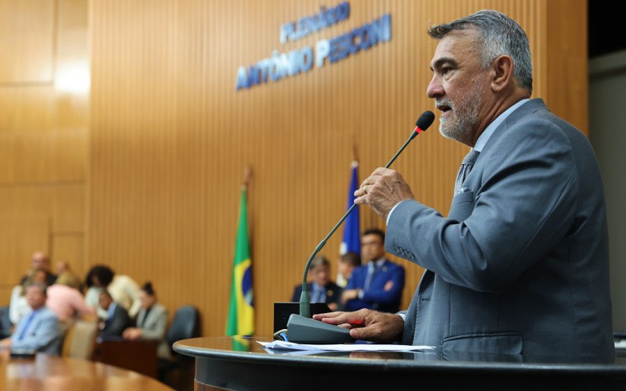 Amélio Cayres em discurso na tribuna (Foto: Silvio Santos)