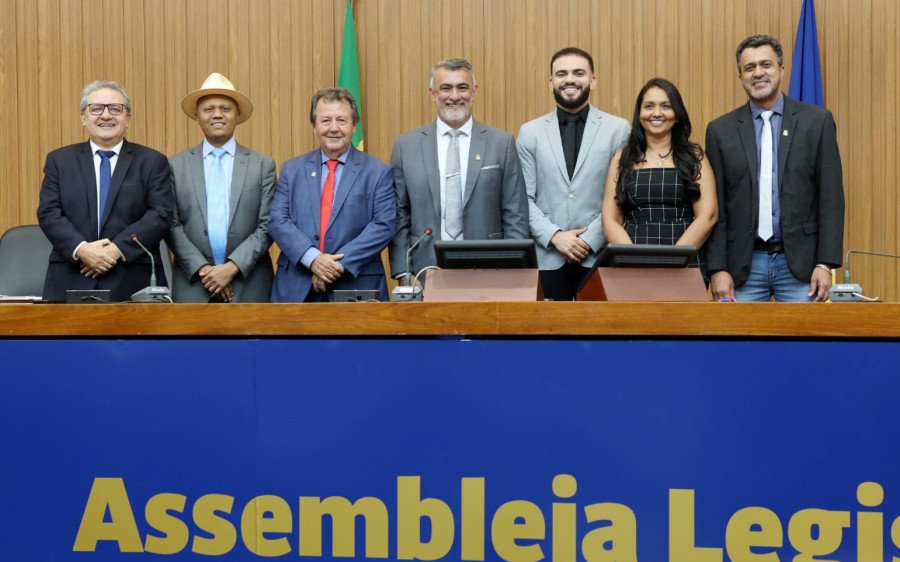 Amélio Cayres (centro) e os outros deputados eleitos para a mesa diretora (Foto: Silvio Santos)