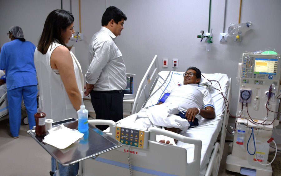 Gestor da Pasta conversou com pacientes durante visita às obras de retaguarda no HGP (Foto: André Araujo/Governo do Tocantins)