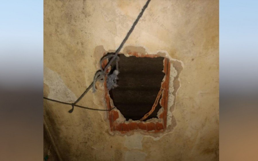 Buraco no teto da cela aberto para a fuga de Lázaro Barbosa da cadeia de Águas Lindas de Goiás, em 2018 (Foto: Reprodução/Polícia Militar)