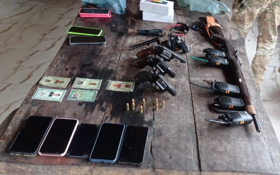 Durante operação realizada em novembro, a Polícia Civil apreendeu celulares, armas de fogo, munições e rádios comunicadores