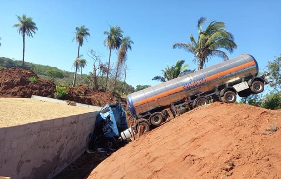 Caminhão-tanque caiu em vala no trecho da BR-226 próximo de Palmeiras do Tocantins que rompeu durante chuvas (Foto: Divulgação)