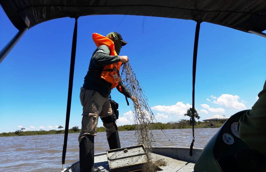 Fiscais retiraram das águas no Bico do Papagaio 400 metros de redes de malhas de diversos tamanhos (Foto: Divulgação)