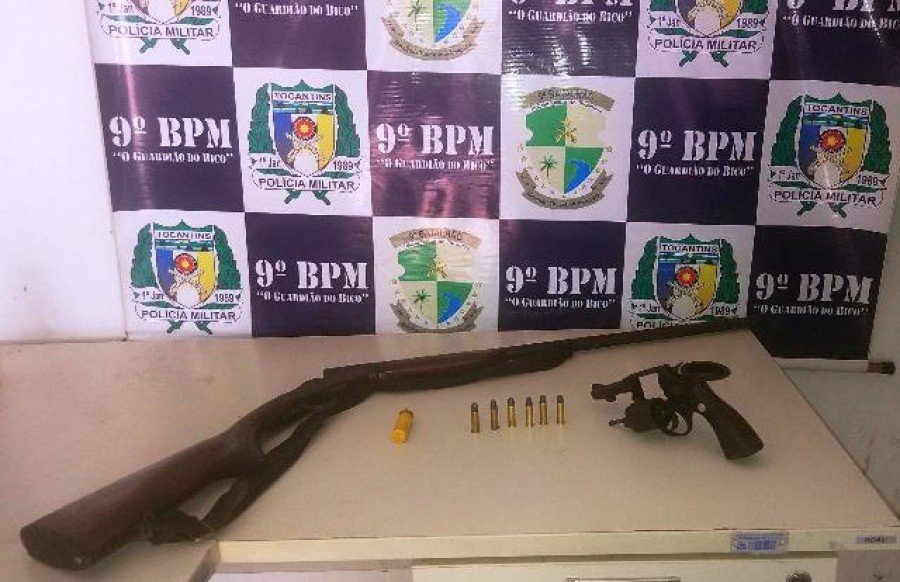 Armas e muniÃ§Ãµes apreendidas pela PM no povoado de Vila FalcÃ£o, em Araguatins