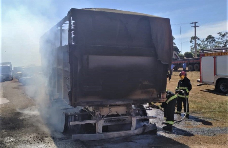 Incêndio destrói carreta em estacionamento de fazenda em Cariri do