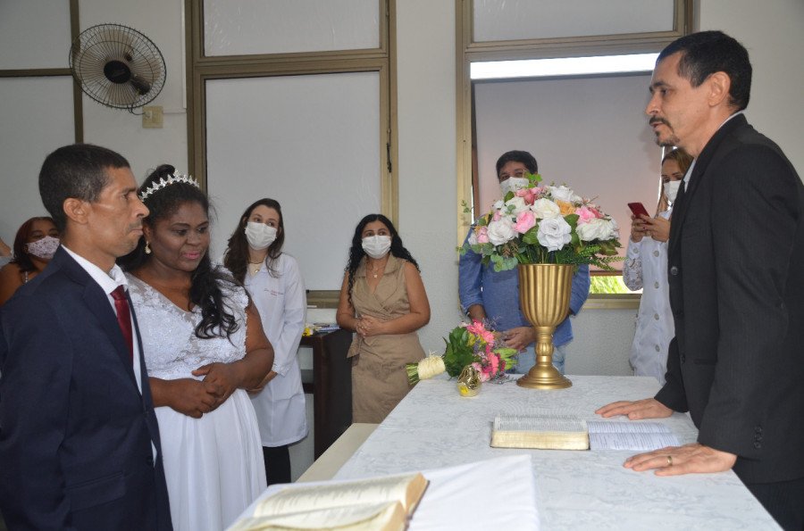 O casamento foi celebrado pelo pastor Pedro Wilson Nascimento, que recebeu o convite da equipe do Hospital (Foto: Divulgação)
