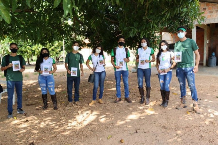 Estudantes com cartilha do projeto (Foto: Divulgação/IFTO)
