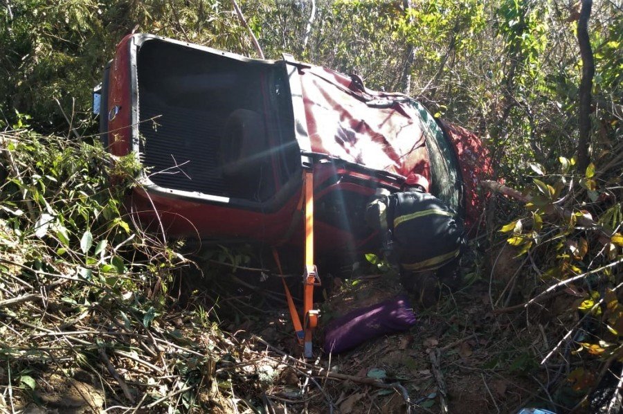 O motorista do veÃ­culo teve fratura no ante-braÃ§o esquerdo e foi levado para o Hospital Regional de ParaÃ­so