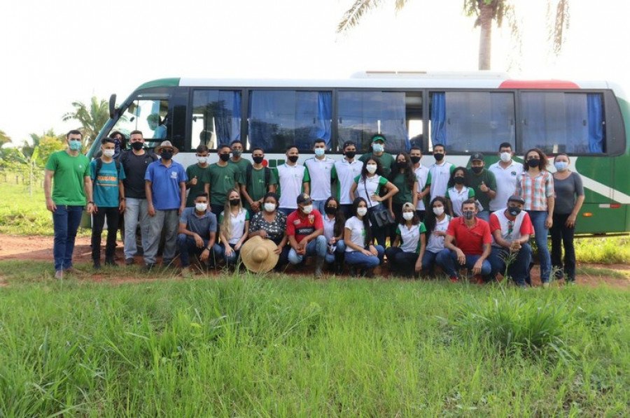 Turma do 2º ano D acompanhado dos professores (Foto: Divulgação/IFTO)