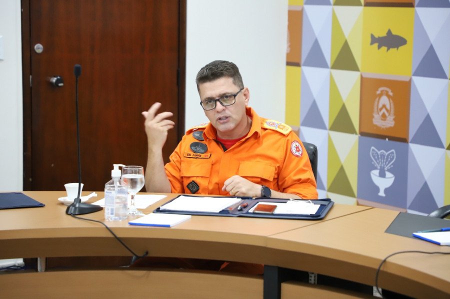 A reunião foi conduzida pelo comandante do Corpo de Bombeiros Militar, Carlos Eduardo de Souza Farias, que apresentou o panorama atual (Foto: Tharson Lopes)