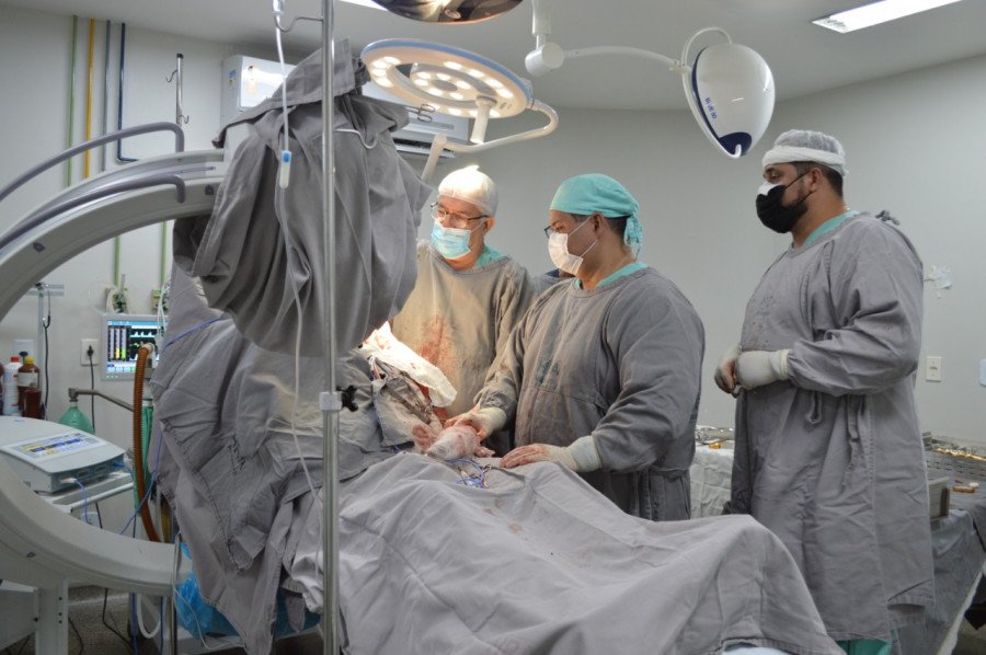 Equipe médica durante cirurgia (Foto: Elder Silva)